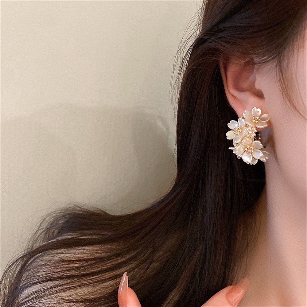 Anting Bentuk C Desain Bunga Gaya Elegan Untuk Wanita