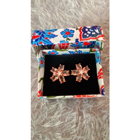 Anting Zultanite dari Turki yang dapat berubah warna