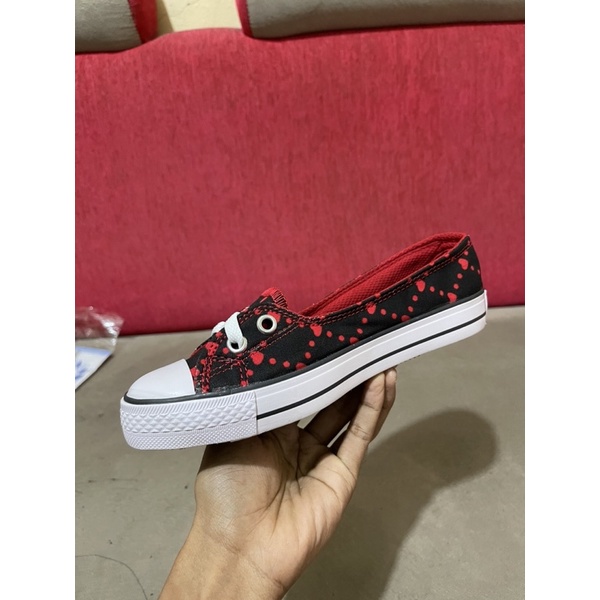 SEPATU SNEAKER WANITA SIP ON L 2 KARAKTER MERAH HITAM CLASIK