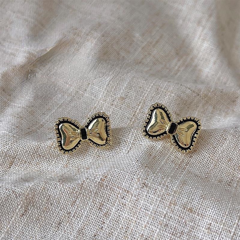 Anting Tusuk Model Pita Simpel Gaya Vintage Untuk Wanita