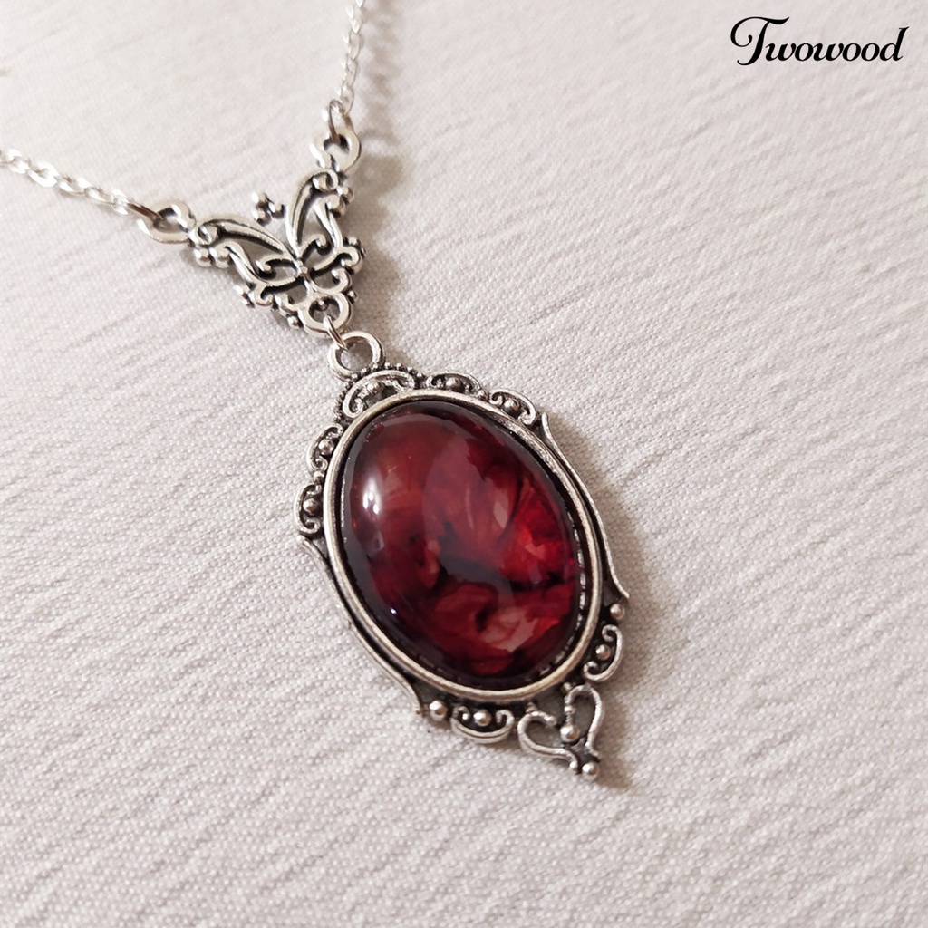 Kalung Dengan Liontin Untuk Kencan