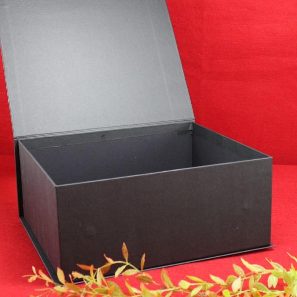 

BOX HAMPER - HARDBOX - KOTAK KADO - ukuran 35 cm x 30 cm x 15 cm - Merah Gold - TP