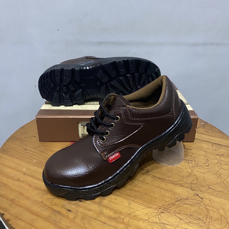 sepatu safety pendek murah bahan kulit sintetis premium dengan ujung besi