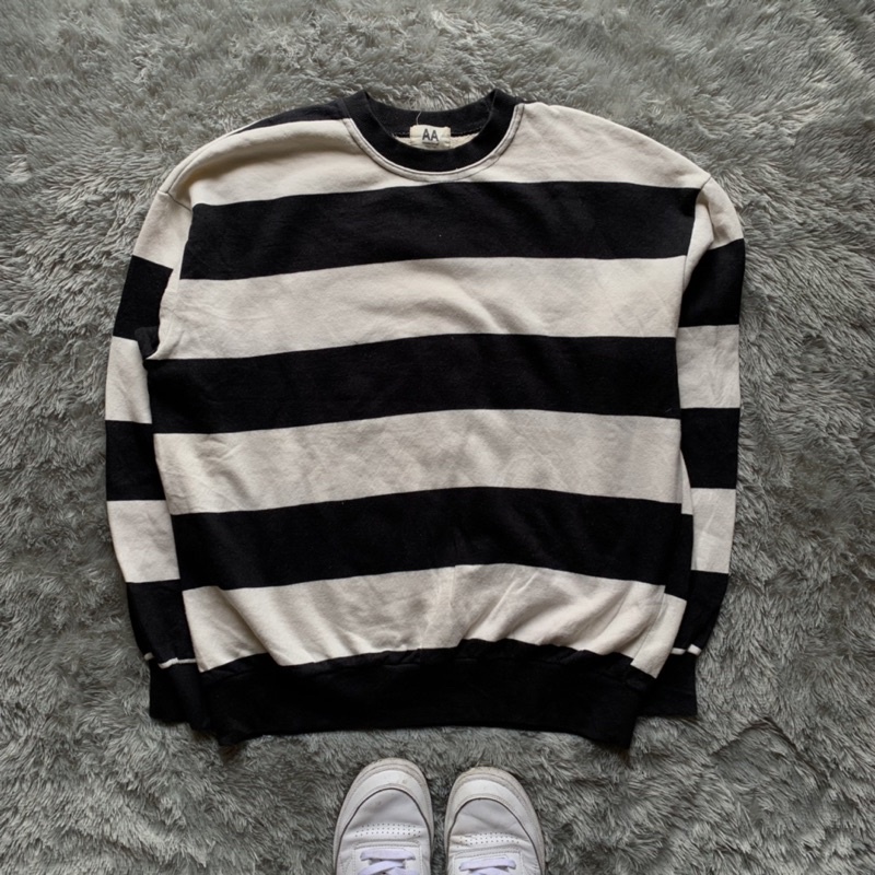 crewneck salur hitam putih