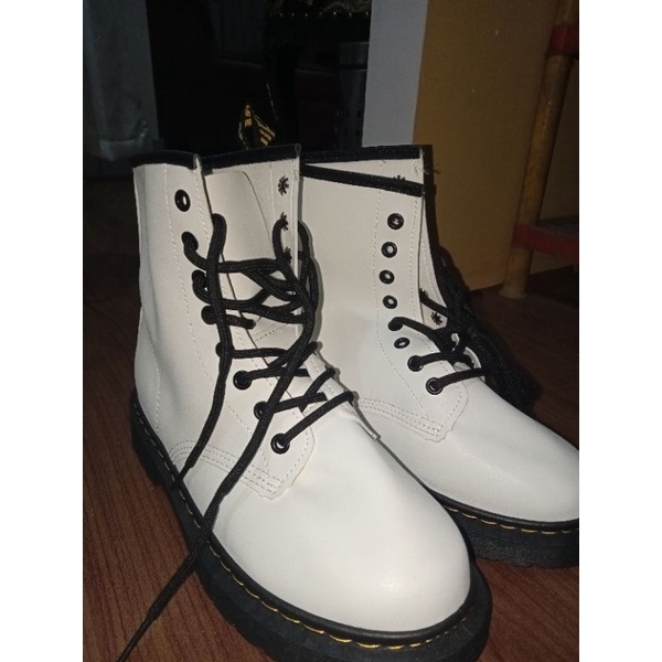 Sepatu boots wanita / docmart