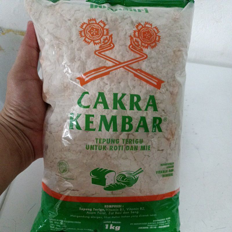 

Tepung terigu Cakra kembar 1kg