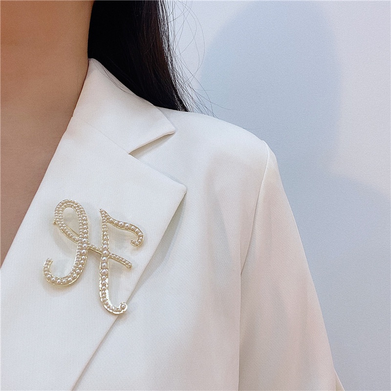 Fashion Initial Brooch Pin Untuk Wanita Sweater Vintage Korea Simulasi Huruf Mutiara Initial Brooch Pins