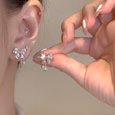 Anting Tusuk Gantung Desain Pita + Bintang Hias Kristal Gaya Simple Untuk Wanita