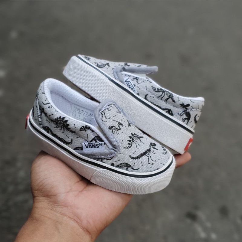 SEPATU ANAK SLIP ON MOTIF DINO