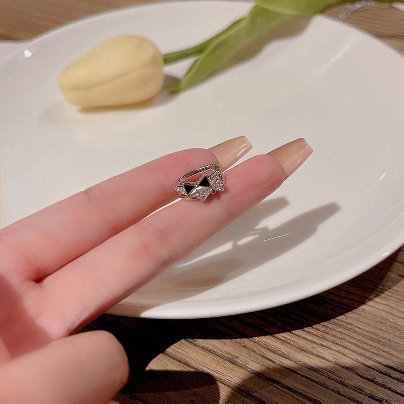 Anting Klip Bentuk Pita Aksen Zircon Untuk Wanita