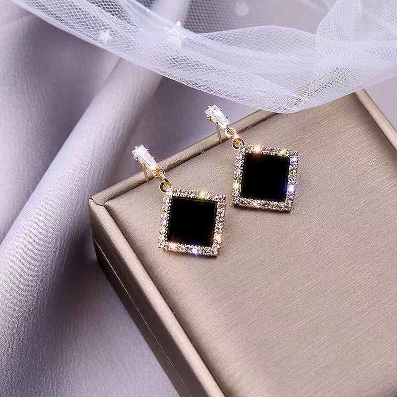 Anting Tusuk Gantung Temperament Desain Geometri Hias Berlian Hitam Gaya Simple Untuk Wanita