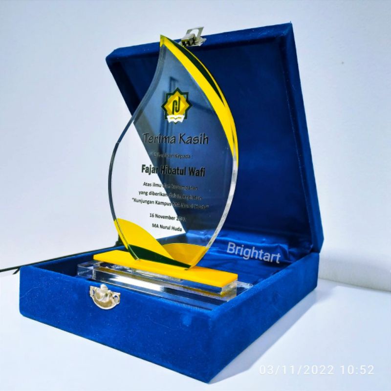 Plakat akrilik premium tebal 8mm print UV, piagam akrilik, piala akrilik. plakat custom.