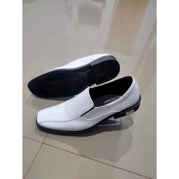 sepatu pantofel putih