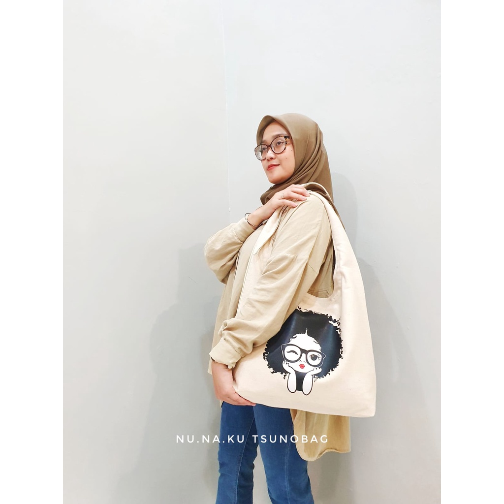 TSUNOBAG TAS SELEMPANG SABLON MRS CUTE NUNAKU CREAM KANVAS RESLETING YKK
