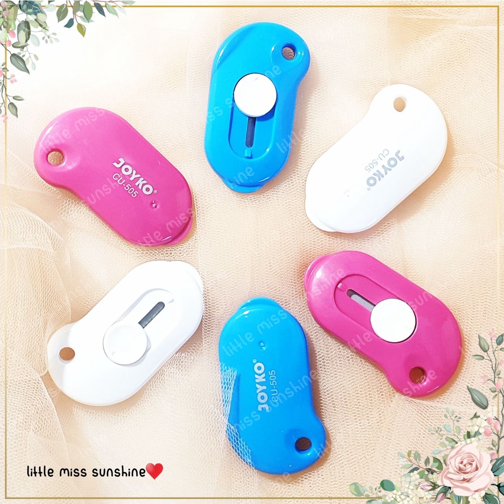 Cutter Gemoy Mini 5,5cm Joyko White Putih Pink Merah Muda Blue Biru Perlengkapan Sekolah Peralatan Kecil Small Mini Little Buku ATK Silet Pisah Belah Memotong Tape Kertas Lakban Koyak Grosir Termurah Little Miss Sunshine Malang Ready Stock siap Instan