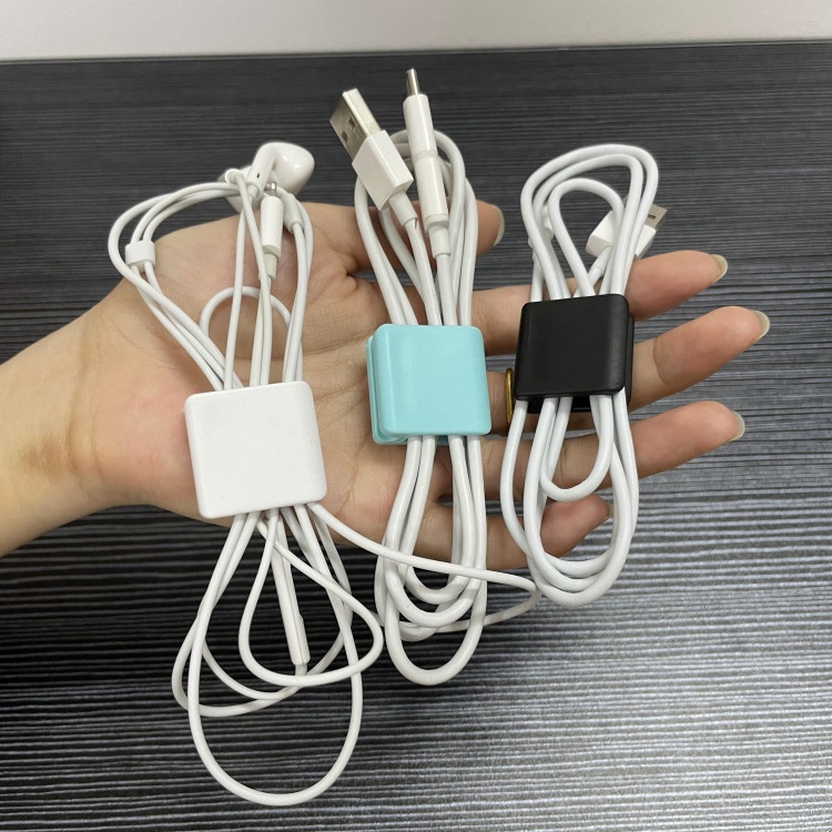 1pc Holder Kabel USB / Charger Universal Bahan Silikon Warna Acak