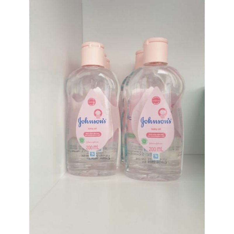 Johnson and Johnson Baby Oil 200 Minyak pijat bayi johnson's baby