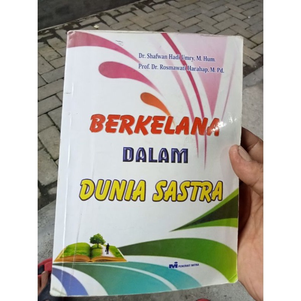 buku berkelana dalam dunia sastra
