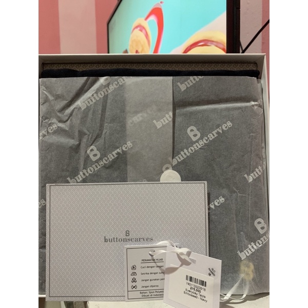 Buttonscarves Tapis Embossed Navy