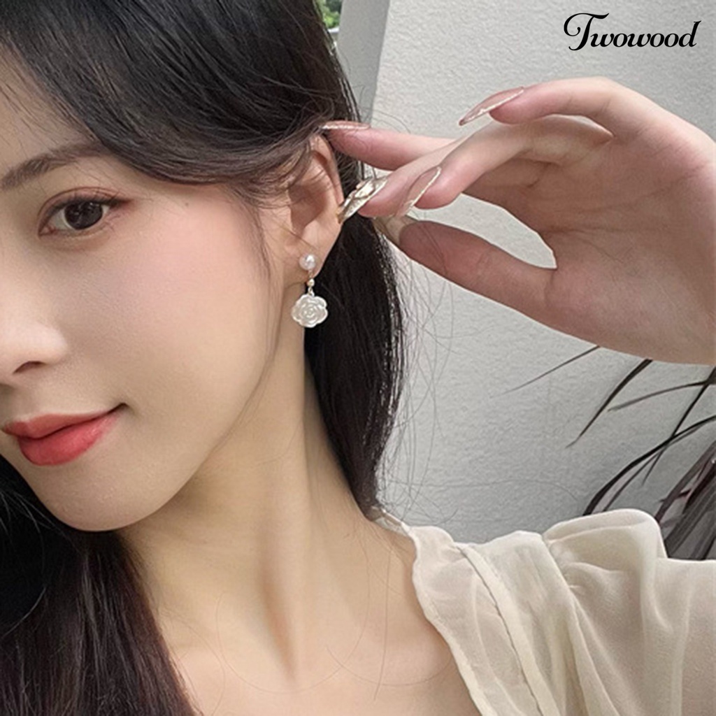 1 Pasang Anting Bentuk Bunga Camellia Aksen Mutiara Imitasi Bahan Alloy Untuk Wanita