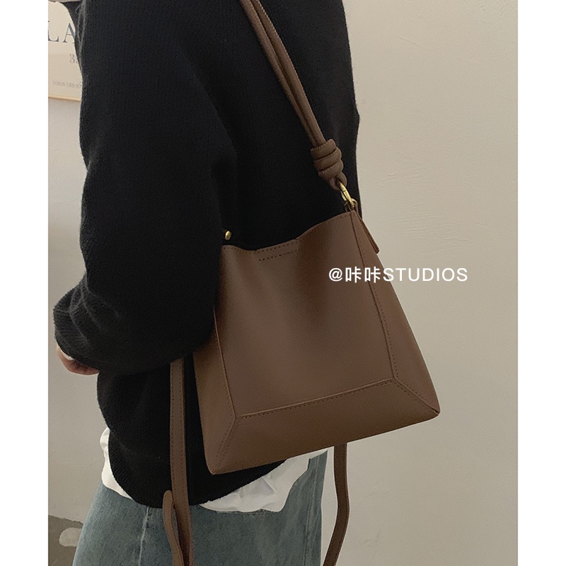 Suhao all-match ins messenger bag wanita 2021 baru trendi fashion retro tas ketiak tas ember niche kelas atas