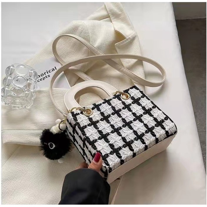 BJ62953 - BLACK/WHITE - TAS SLEMPANG JINJING TOTEBAG HANDBAG MOTIF KOTAK FREE GANTUNGAN POM BULU WANITA FASHION KOREA CHINA IMPORT MODIS ELEGAN TERMURAH TERLARIS TERBARU BAGSTORE JAKARTA TAS BATAM ZC2953