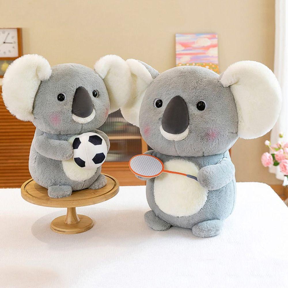 Nickolas1 Sport Koala Boneka Lucu Indah Kualitas Tinggi Simulasi Koala Beruang Boneka Mainan Menemani Boneka Memegang Bola Menghibur Plushie Boneka Boneka Boneka Boneka Binatang