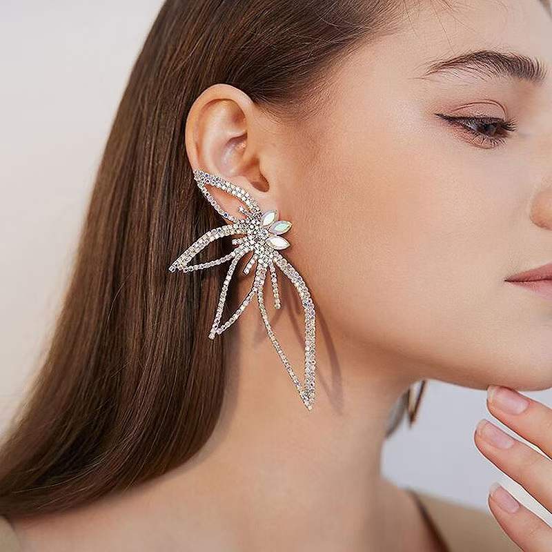 Anting Tusuk Desain Daun Hias Berlian Imitasi Gaya Eropa / Amerika / Unik / Elegan Untuk Wanita