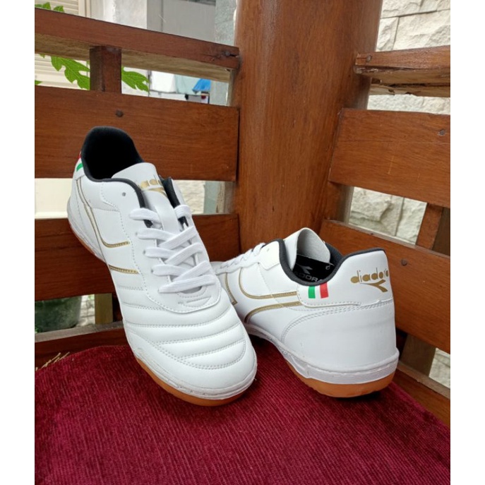 sepatu futsal sol sudah jahitan