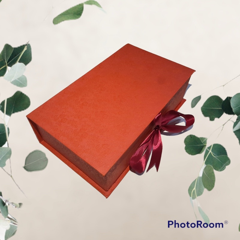 

Hardbox Buka Pita / Box Hampers / Kotak Kado / Box Pita / Giftbox / Box Kado / Hardbox Custom / Box Buka Pita / Box Hitam / Box Tebal