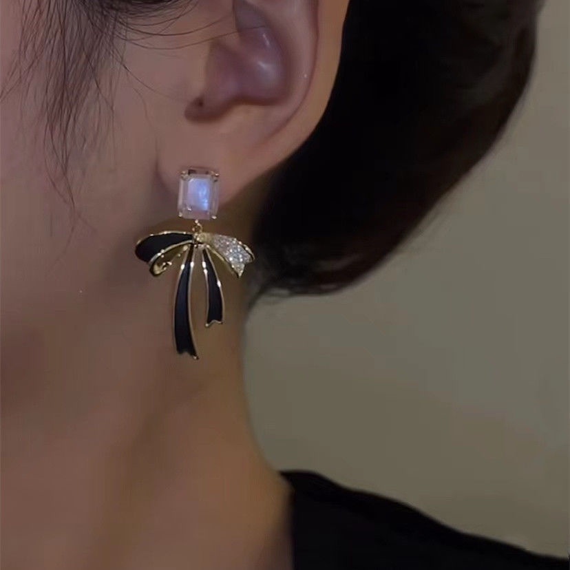 Anting Tusuk Gantung Panjang Desain Pita Hias Kristal Zircon Warna Hitam Gaya Korea Untuk Wanita