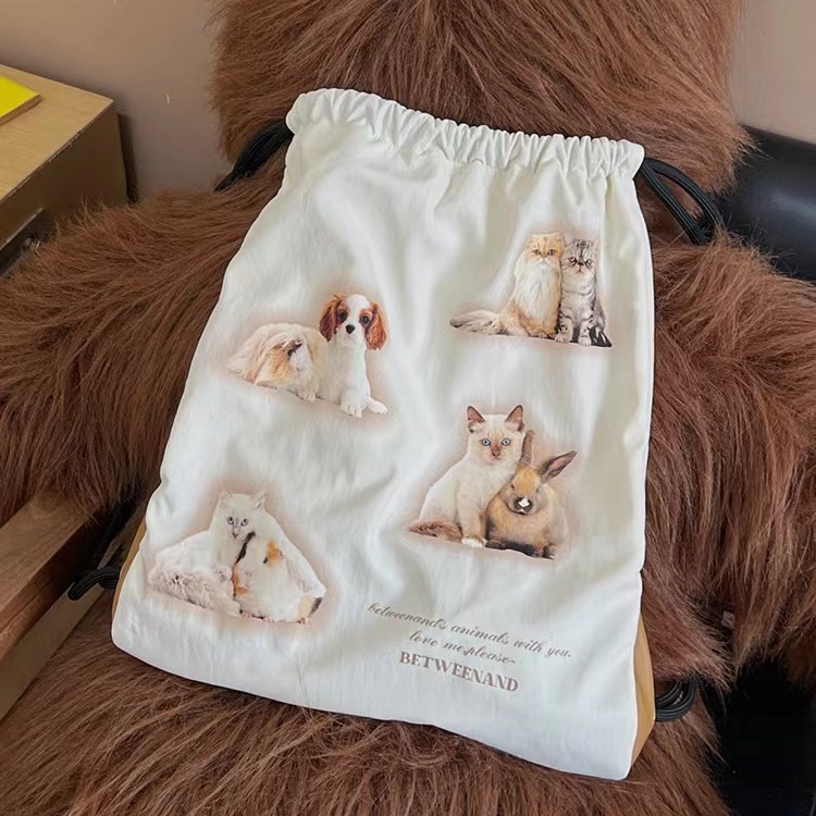 ☇™❁Sera BETWEENAND Animal Gathering Drawstring Backpack Ransel beige siap pakai yang tidak akan salah bagaimana pun Anda memakainya [Berakhir pada 18 November]