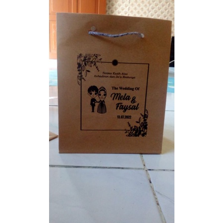 

PAPERBAG SABLON / TAS SABLON 18*12*22 (isi pia + teh pucuk) SUPER MURAH KERTAS TEBAL