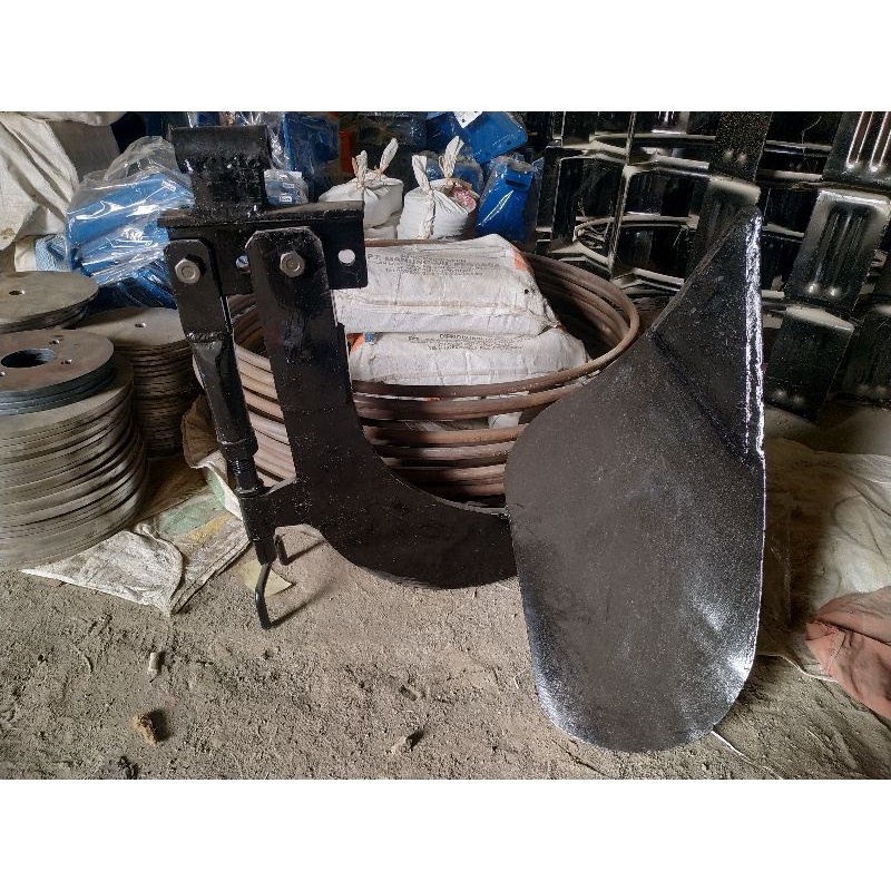 Singkal Tipe G1000 Traktor