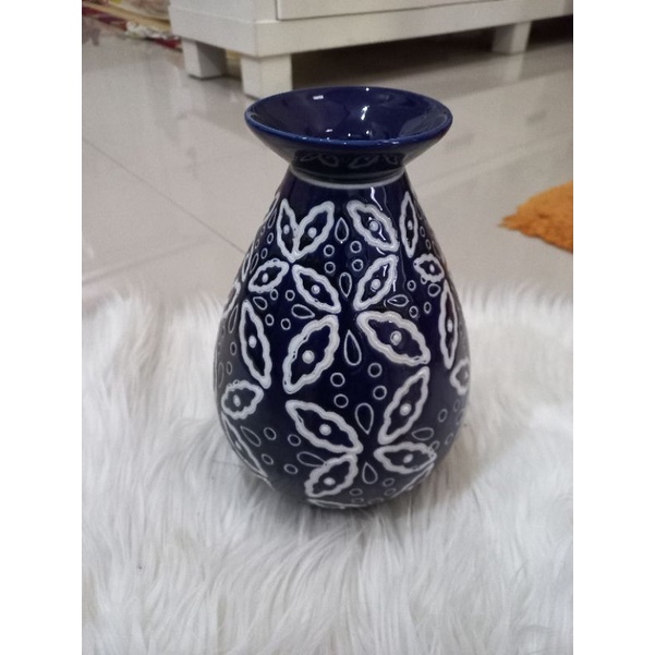 VAS BUNGA KERAMIK PUTIH BIRU ANTIK