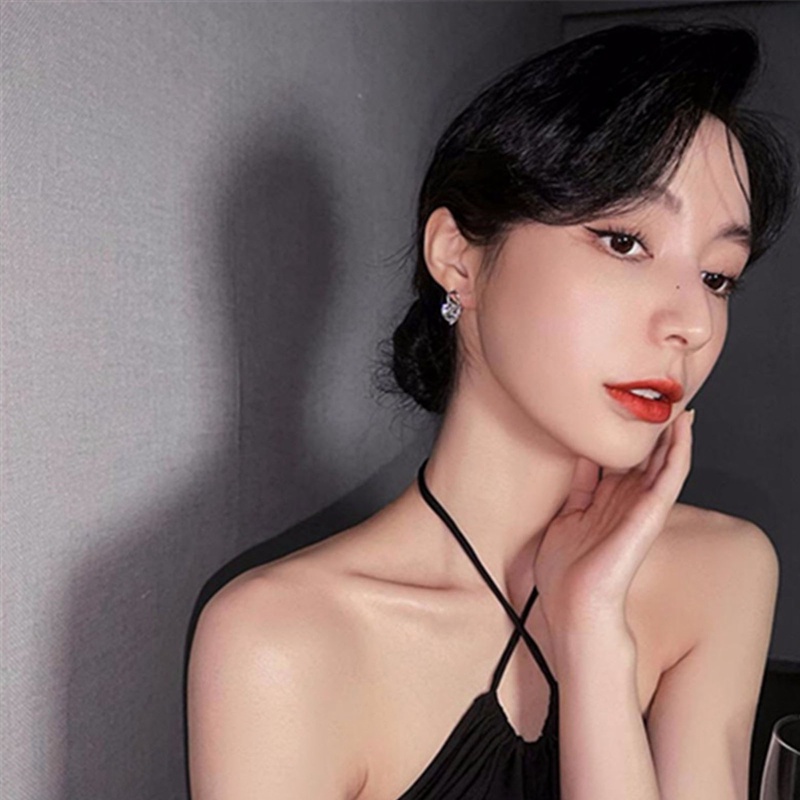 Fancyqube Anting Stud Zircon Bentuk Hati Beruang Asimetris Geometris Unik Elegan Untuk Wanita