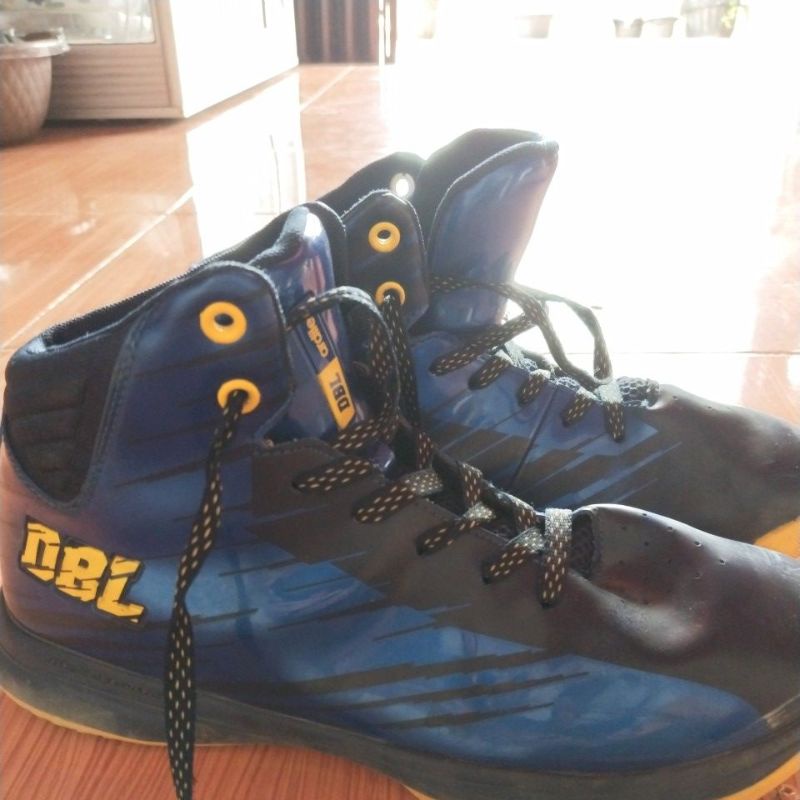 sepatu basket DBl size 40
