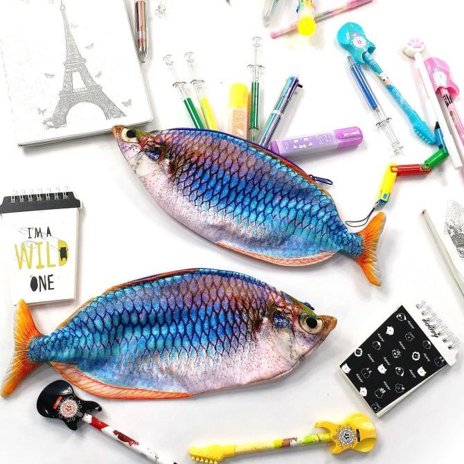 

BISA COD Tempat Pensil Rainbow Fish favorit penggemar Ikan Hias /ALAT TULIS AESTHETIC/ALAT TULIS SEKOLAH/ALAT TULIS SET/ALAT TULIS LENGKAP/ALAT TULIS ANAK/ALAT TULIS LUCU