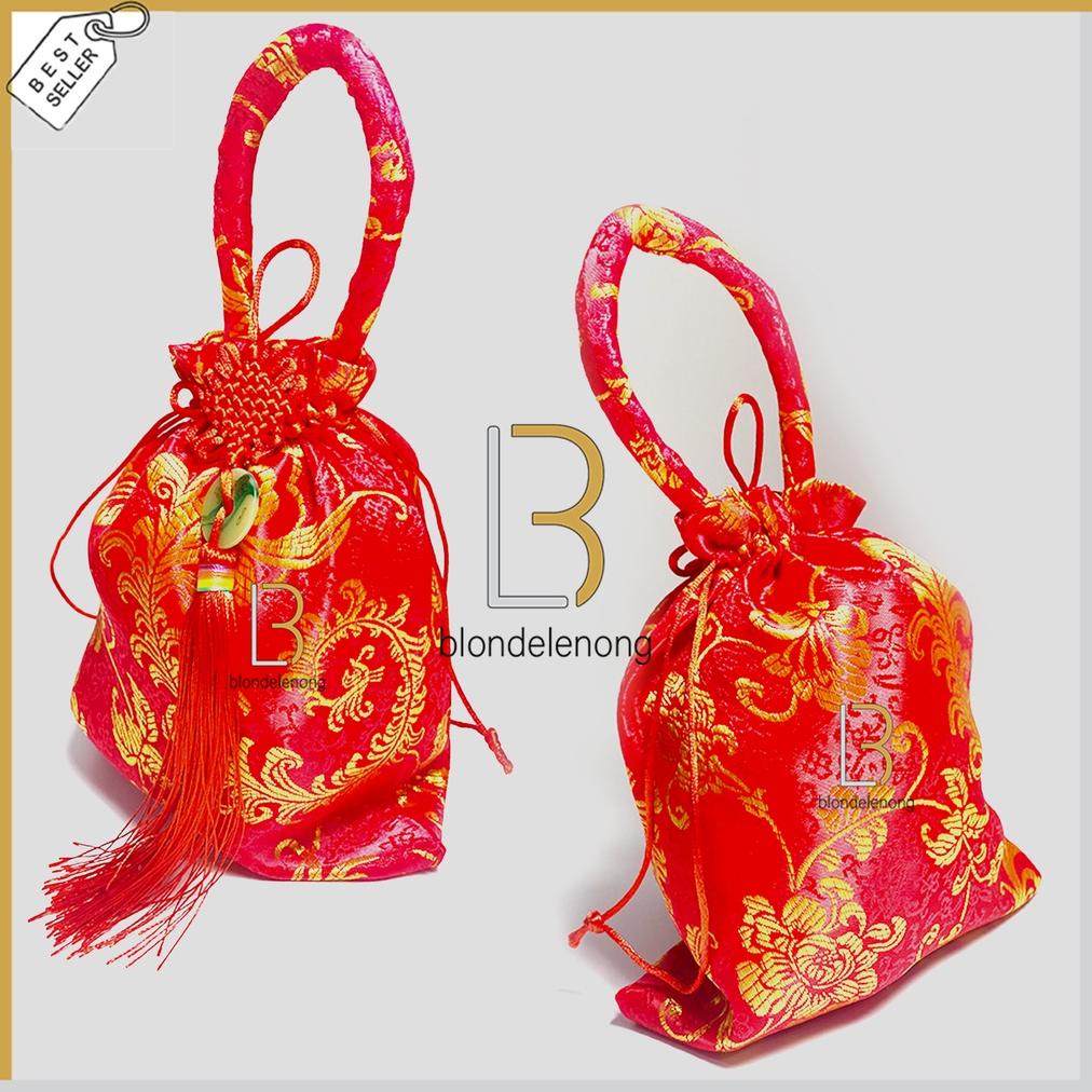 

Tas Pouch Kantong Serut Bingkisan Kado Hadiah Hampers Parcel Parsel Dos Kotak Box Toples Kue Kering Keranjang Giok Motif Imlek Tahun Baru Cina Sincia Cny Shio Macan 2022 Hantaran Lamaran Wedding Sangjit Pernikahan Nikahan Shuangshi Merah Emas Anak Dewasa