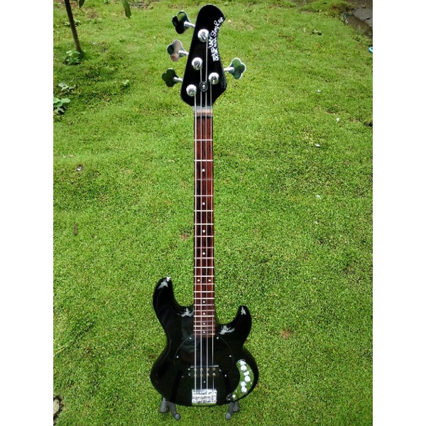 Gitar Bass Musicman String Ray