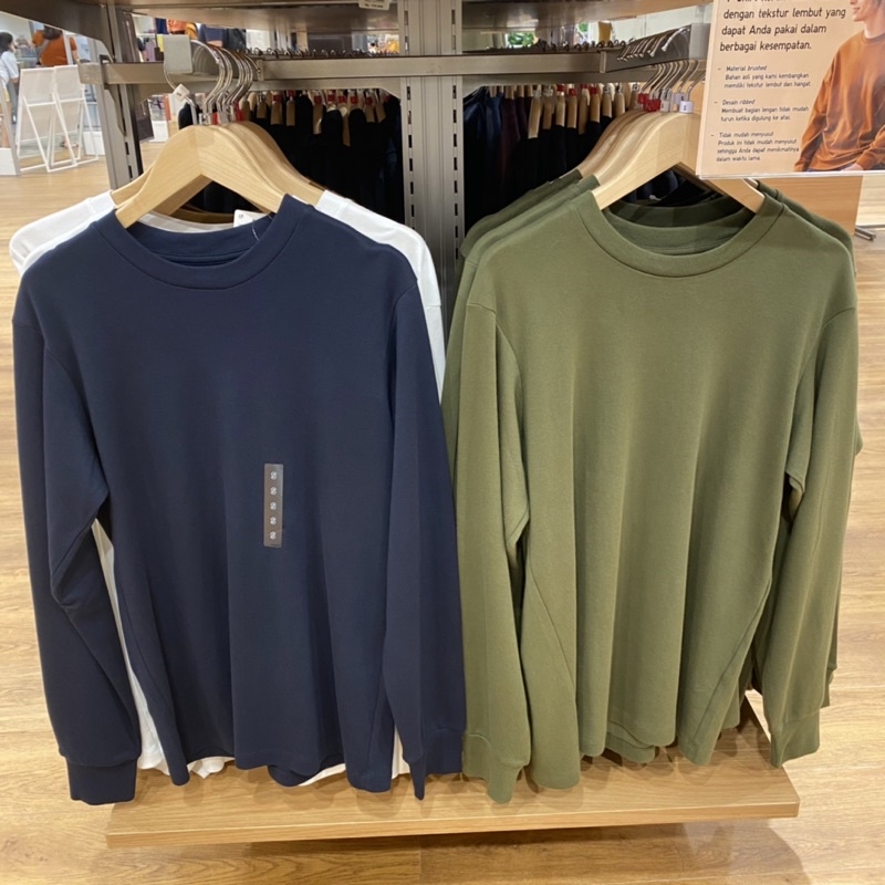 Kaos Pria UNIQLO Original Store geser untuk melihat warna