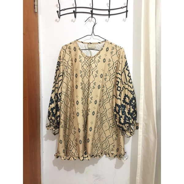 preloved wearing klamby cika blouse