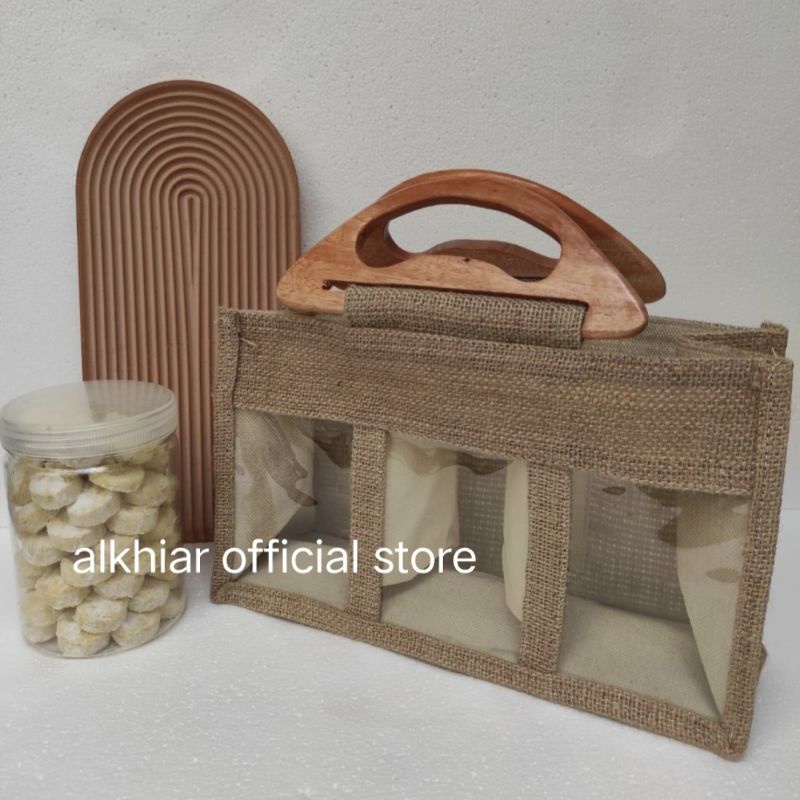 

Tas PARCEL MIKA GONI gagang kayu mahkota tas hampers anyaman pandan