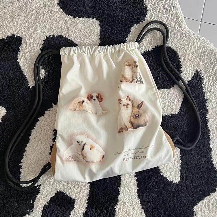 ☇™❁Sera BETWEENAND Animal Gathering Drawstring Backpack Ransel beige siap pakai yang tidak akan salah bagaimana pun Anda memakainya [Berakhir pada 18 November]