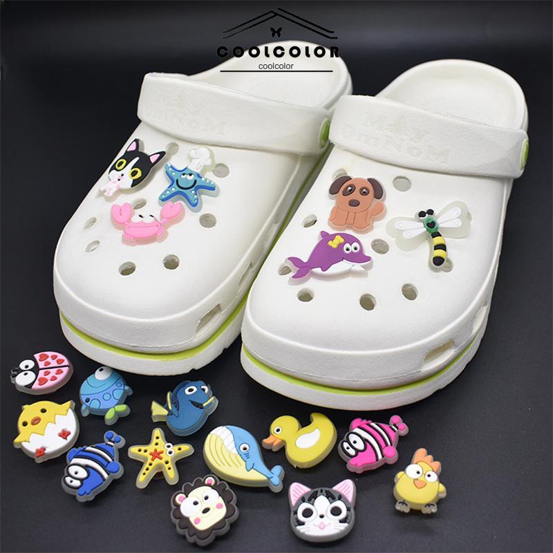 COD❤️Akan Bersinar Crocs Pin Sandal Shoe Charms Jibbitz Decorate Lubang Sepatu Accessories Diy Dapat Dilepas Anak Hadiah Natal- cl