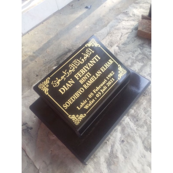 batu nisan ukir