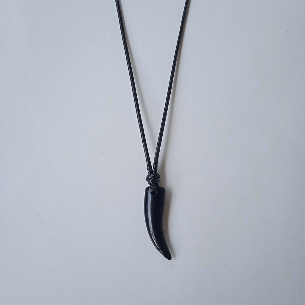 Kalung tali hitam liontin taring