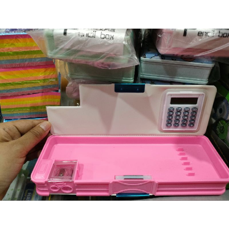 

pensil case magnet calculator / tempat pensil magnet kalkulator / kotak pensil kalkulator / tempat kotak pensil karakter / pensil case rautan / tempat kotak pensil rautan