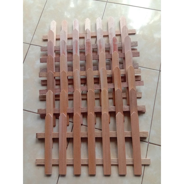 pagar kayu untuk pembatas taman dan teras taman