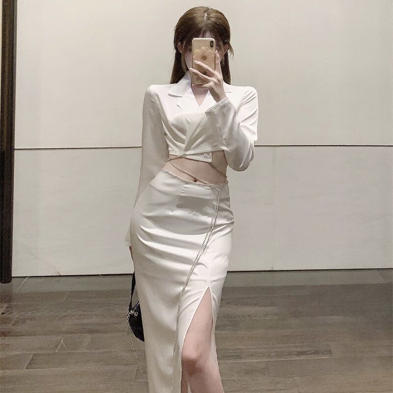 Red Rasa Desain Niche Satin Bagian Tipis Sesuai dengan Kerah Lengan Panjang Atasan Kemeja Wanita Setelan Jas Pinggang Tinggi celah Setengah Rok